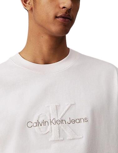 Camiseta Calvin Klein regular fit con monograma de chenilla