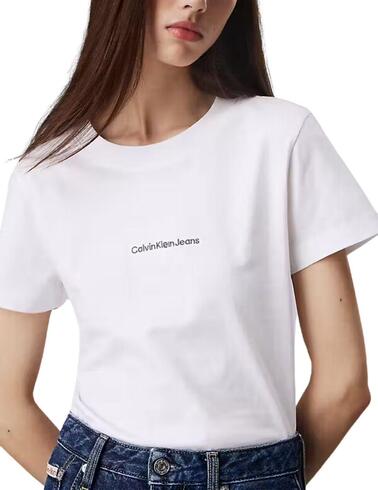 Camiseta Calvin Klein con monograma bordado en el pecho