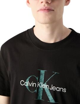 Camiseta Calvin Klein con logo estampado en el pecho negra