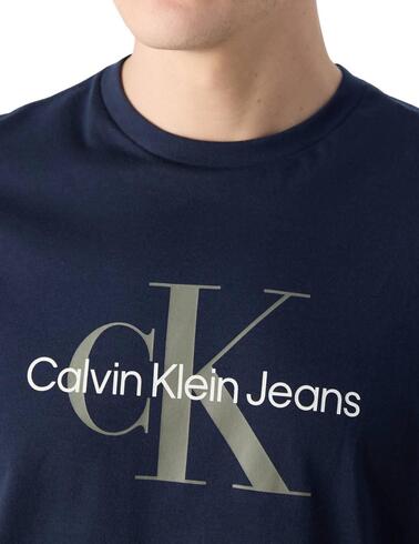 Camiseta Calvin Klein con logo estampado en el pecho marino