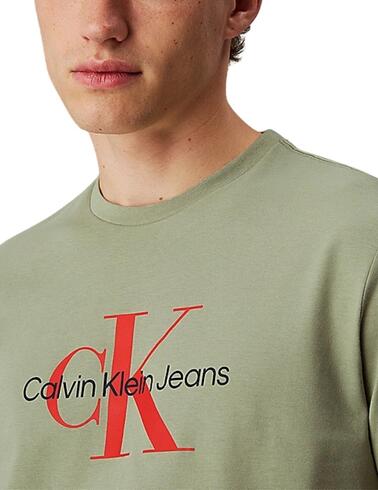 Camiseta Calvin Klein con logo estampado en el pecho verde