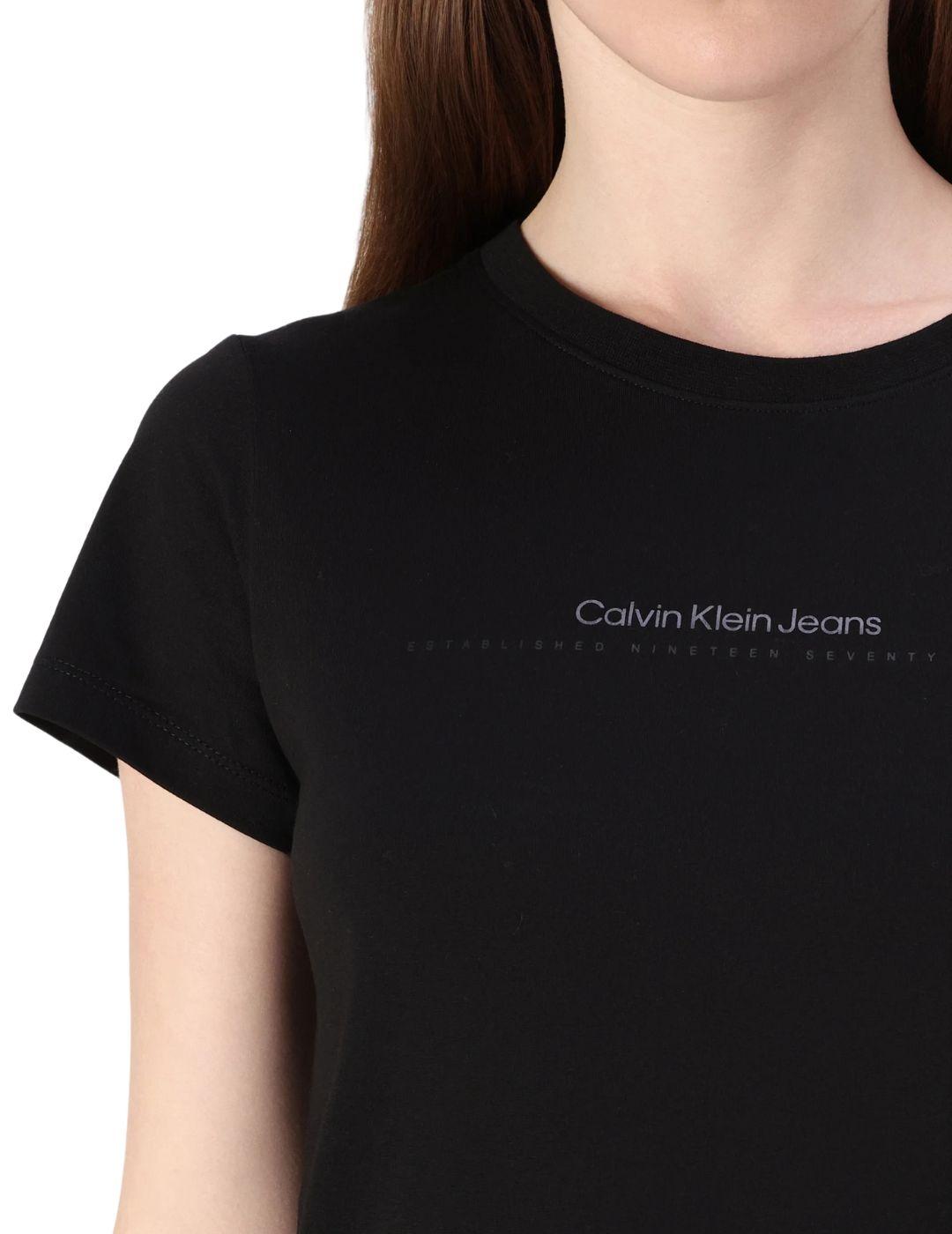 Camiseta Calvin Klein con monograma bordado en el pecho