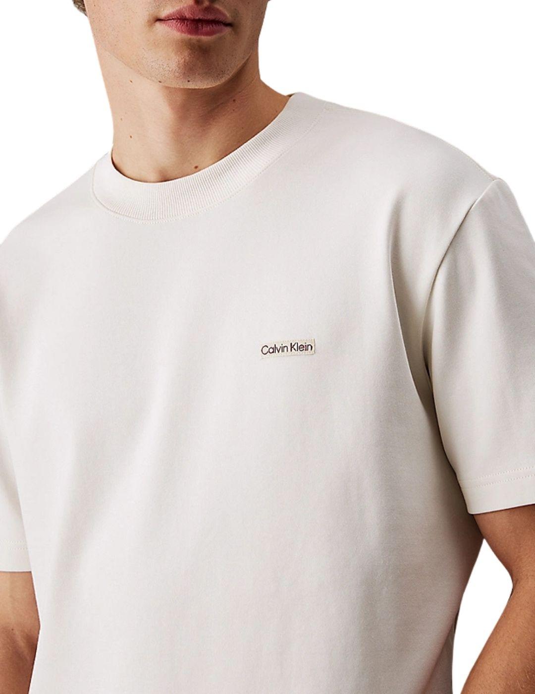 Camiseta Calvin Klein con logo cosido en el pecho en crudo