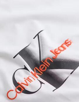 Camiseta Calvin Klein con logo impreso en el pecho en blanco