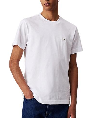 Camiseta Calvin Klein con logo minimal en el pecho de hombre