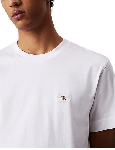 Camiseta Calvin Klein con logo minimal en el pecho de hombre