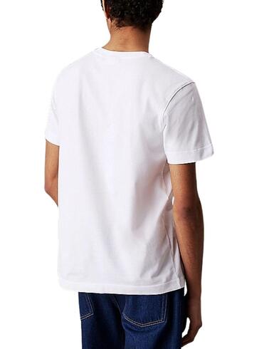 Camiseta Calvin Klein con logo minimal en el pecho de hombre